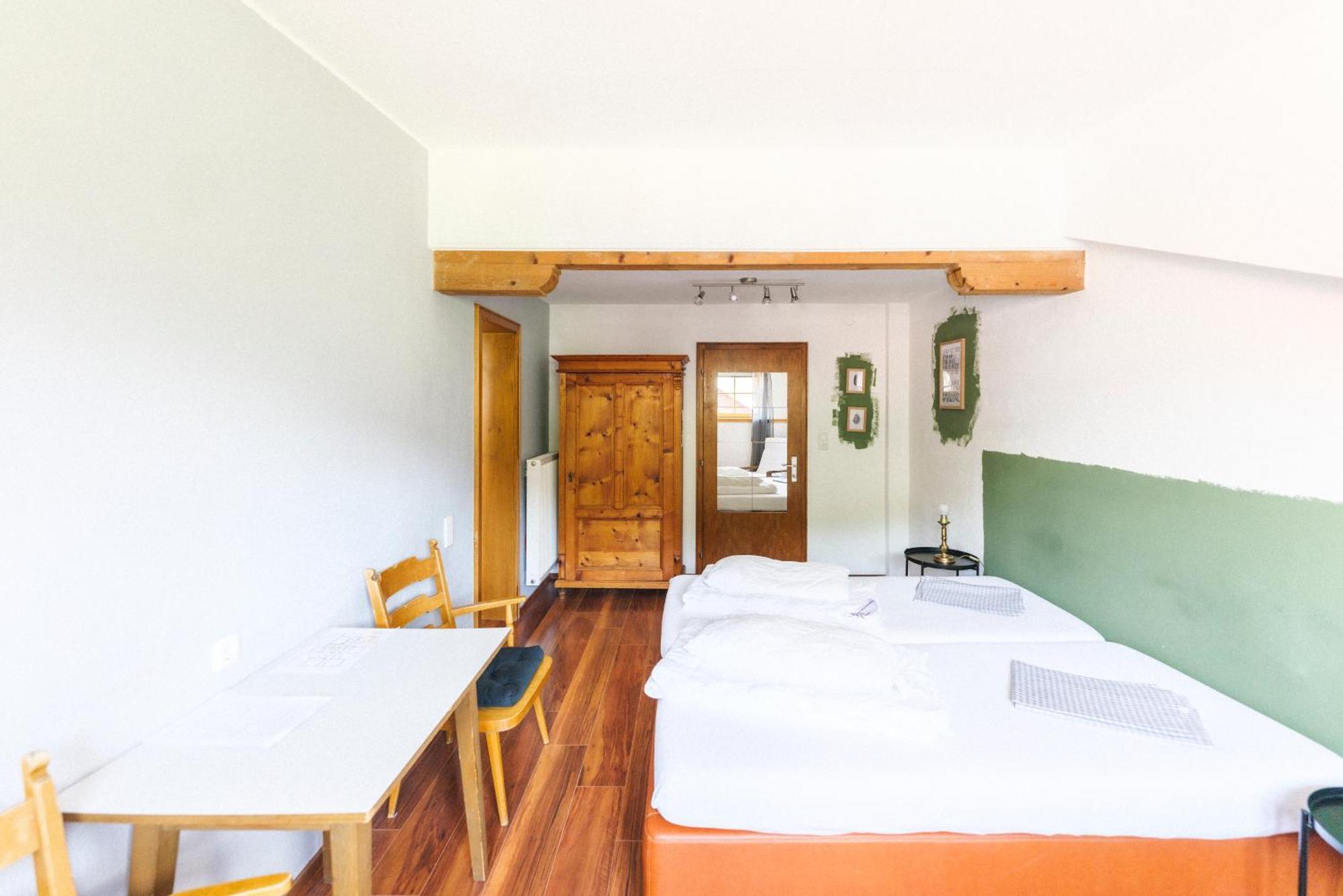 Doppel-/Zweibettzimmer mit Bad